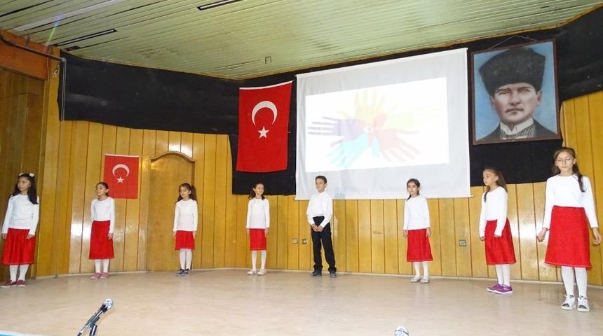 &Ouml;ğrenciler &Ccedil;anakkale t&uuml;rk&uuml;s&uuml;n&uuml; işaret diliyle seslendirdi