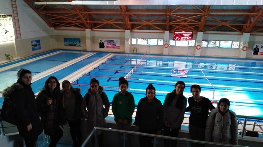 &Ouml;ğrenciler y&uuml;zme tekniklerini &ouml;ğreniyor