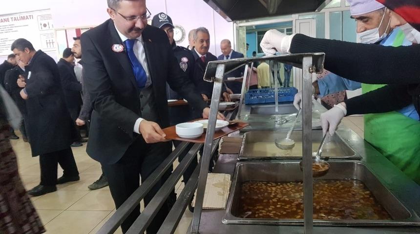 500 kişiye &Ccedil;anakkale Savaşında yenilen hoşaf ve buğday &ccedil;orbası ikram edildi