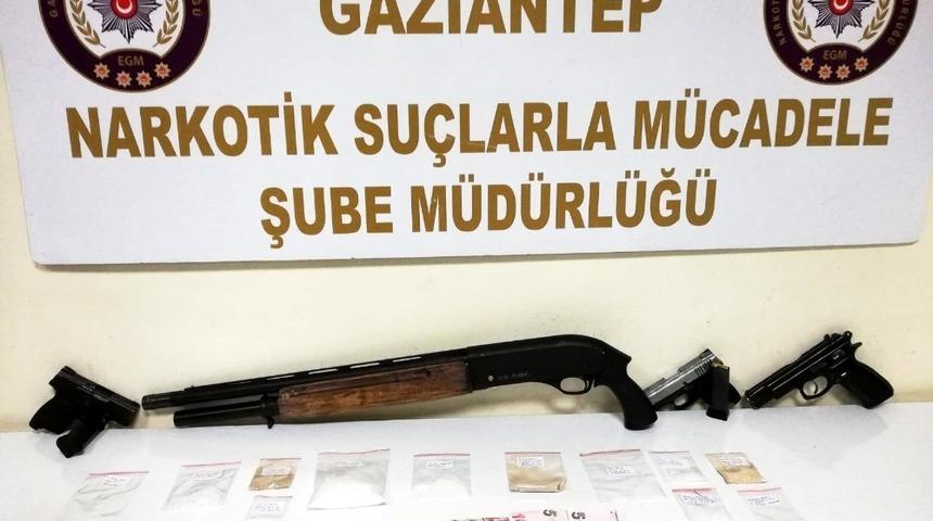 Uyuşturucu tacirlerine eş zamanlı operasyon: 8 g&ouml;zaltı