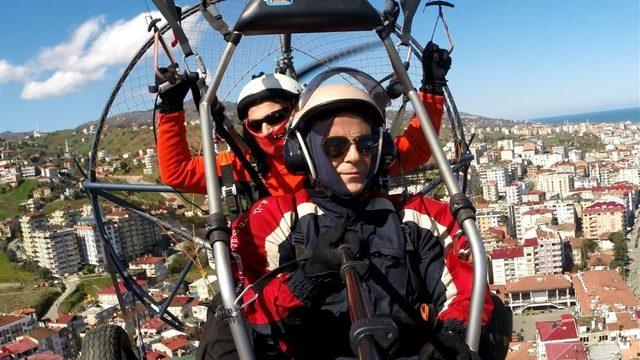 Belediye başkan adayı paramotorla uçtu