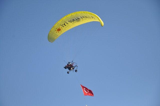 Belediye başkan adayı paramotorla uçtu