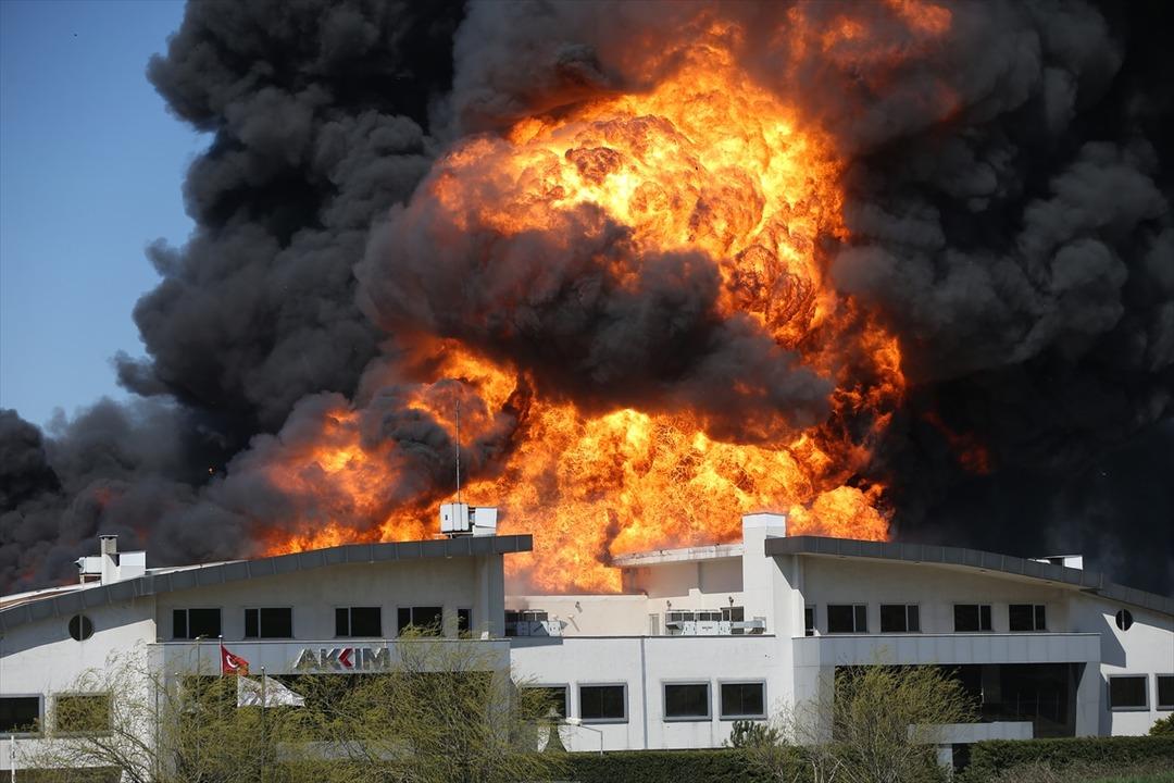 Arnavutk&ouml;y&rsquo;de kimyasal fabrikasında yangın