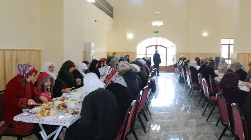 AK Parti Kadın Kolları kahvaltı d&uuml;zenledi