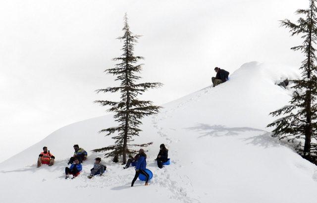 Kayak merkezi için leğenle kayıp karda güreştiler