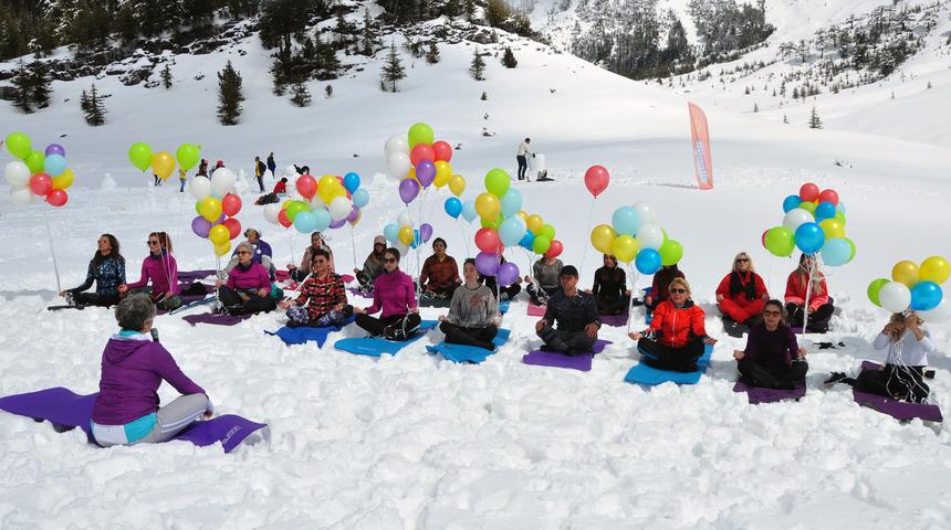 Kayak merkezi i&ccedil;in leğenle kayıp karda g&uuml;reştiler