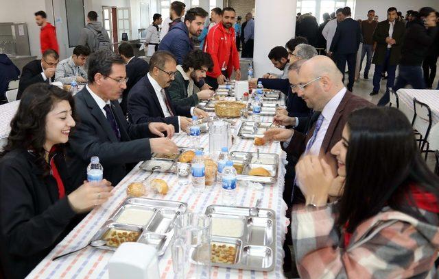 GAÜN’de öğle yemeğinde Çanakkale Ecdad menüsü çıktı