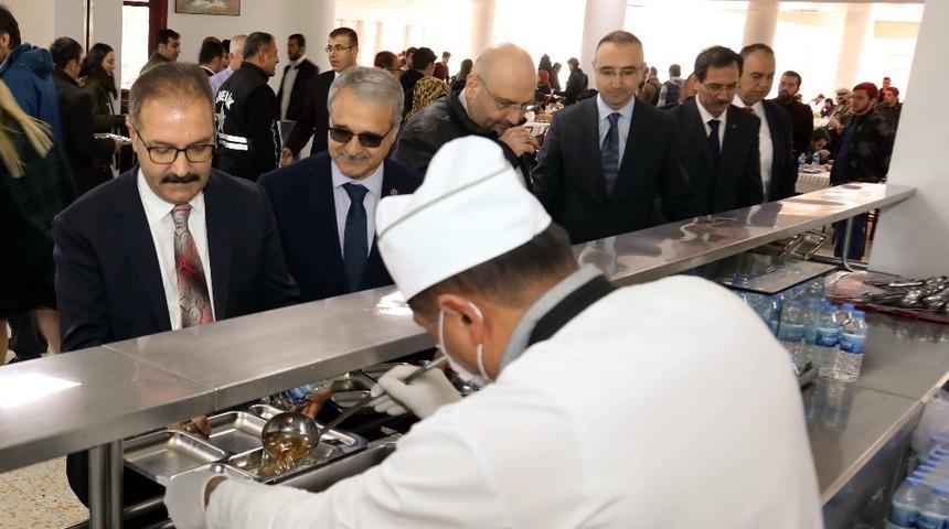 GA&Uuml;N&rsquo;de &ouml;ğle yemeğinde &Ccedil;anakkale Ecdad men&uuml;s&uuml; &ccedil;ıktı