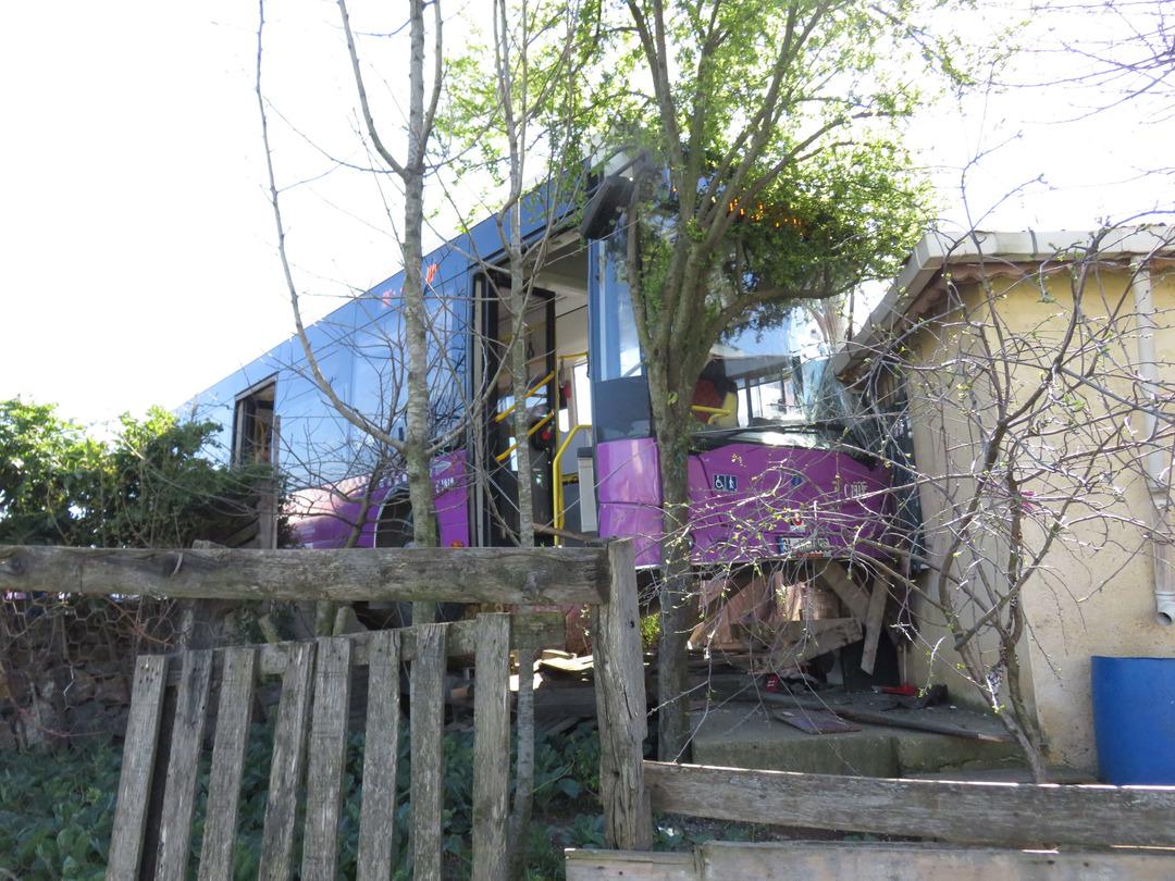 Sultanbeyli'de halk otob&uuml;s&uuml; gecekonduya &ccedil;arptı