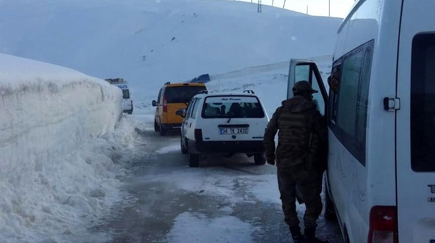Araçlar tipide mahsur kaldı