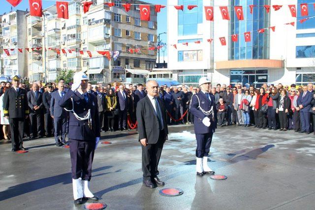 18 Mart Şehitler Günü kapsamında Atatürk Anıtı’na çelenk sunuldu