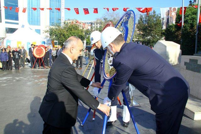 18 Mart Şehitler Günü kapsamında Atatürk Anıtı’na çelenk sunuldu