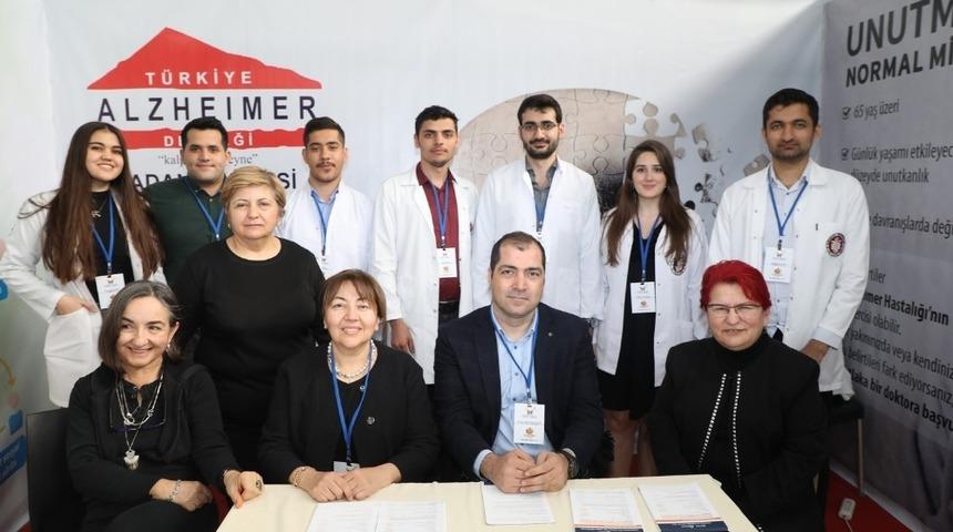 T&uuml;rkiye Alzheimer Derneği Adana Şubesi Sağlık Festivali&rsquo;nde stant a&ccedil;tı
