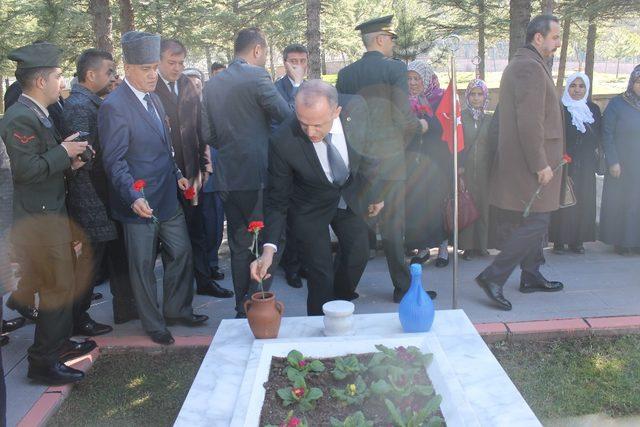 18 Mart’ta şehitler mezarları başında anıldı