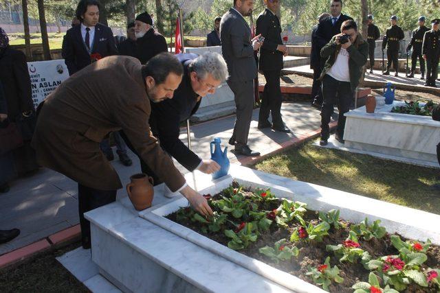 18 Mart’ta şehitler mezarları başında anıldı