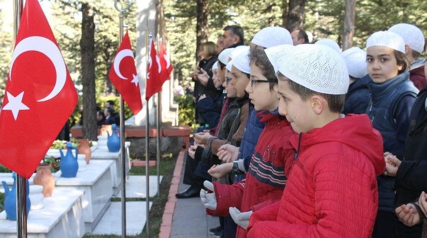 18 Mart’ta şehitler mezarları başında anıldı