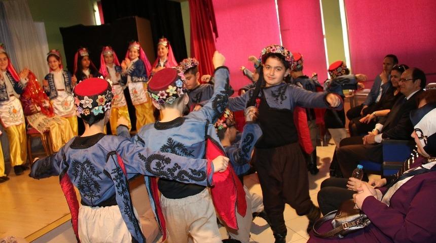 Minik y&uuml;rekleriyle &Ccedil;anakkale zaferini anlattılar