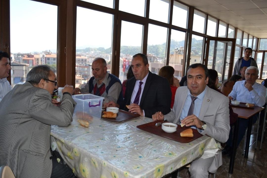 Adliyede men&uuml;: &uuml;z&uuml;m hoşafı ve ekmek