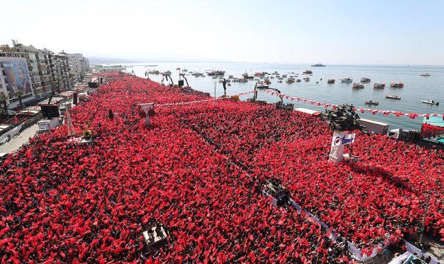 İzmir'de partilerin 'miting' tartışması