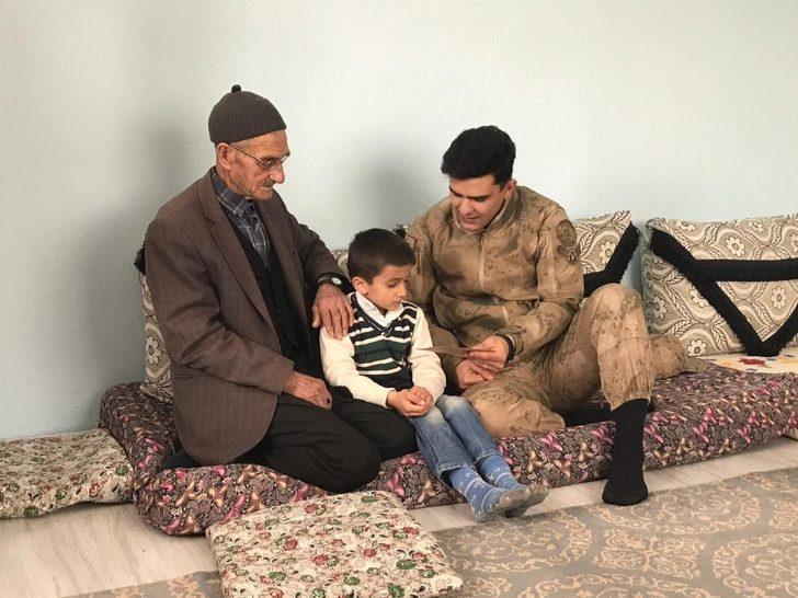 Mehmetçik, şehit ailelerini yalnız bırakmıyor G1