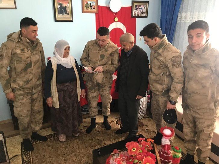 Mehmetçik, şehit ailelerini yalnız bırakmıyor G2