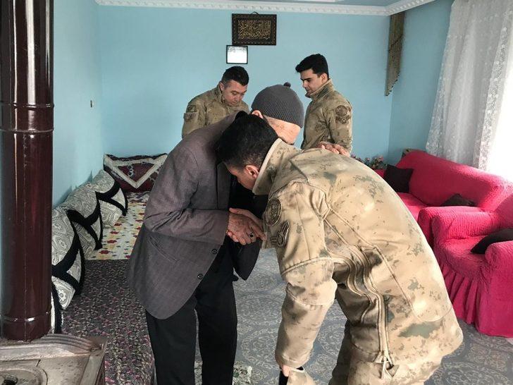 Mehmetçik, şehit ailelerini yalnız bırakmıyor G4