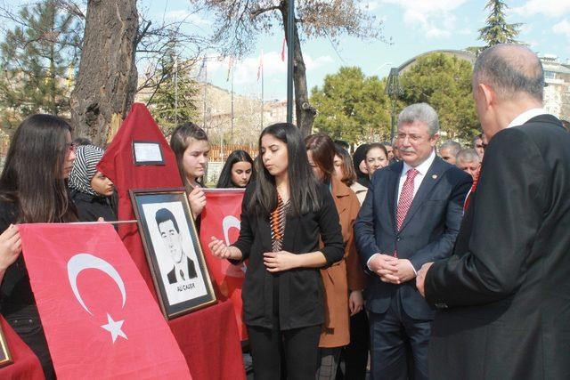 Lise öğrencisi, şehitlerin karakalem resimlerini çizdi