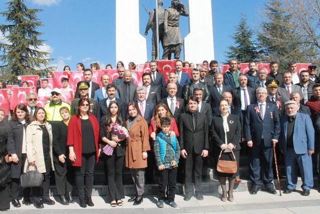 Lise öğrencisi, şehitlerin karakalem resimlerini çizdi