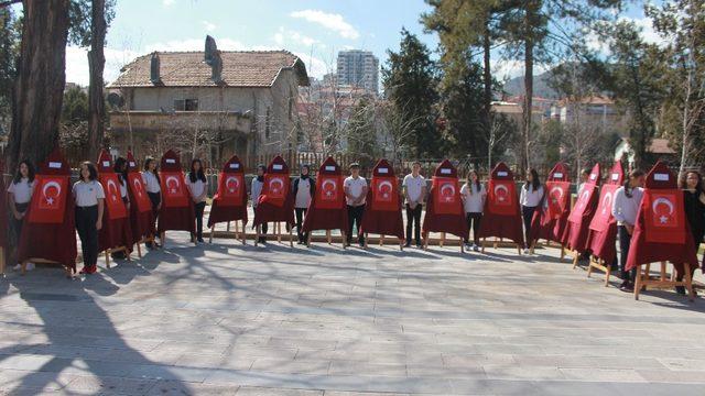 Lise öğrencisi, şehitlerin karakalem resimlerini çizdi