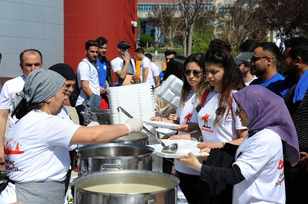 AD&Uuml; &ouml;ğrencilerine &Ccedil;anakkale men&uuml;s&uuml; dağıttı