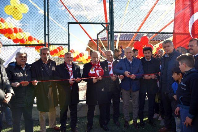 Taşköprü’de sentetik futbol sahasının açılışı yapıldı