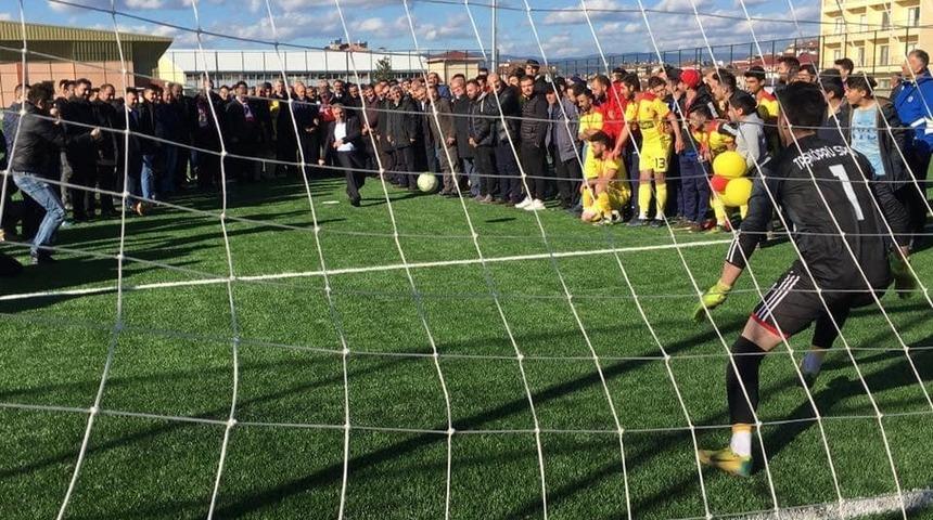 Taşk&ouml;pr&uuml;&rsquo;de sentetik futbol sahasının a&ccedil;ılışı yapıldı