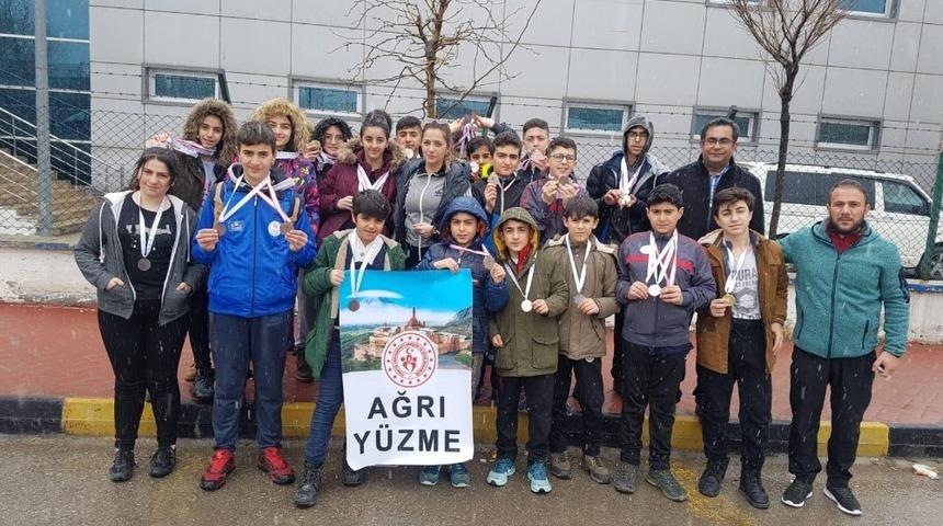 Ağrılı y&uuml;z&uuml;c&uuml;lerden 64 madalya