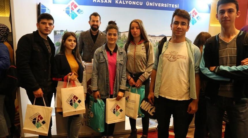 HK&Uuml; T&uuml;rkiye&rsquo;nin d&ouml;rt bir yanında &uuml;niversite adayları ile buluştu