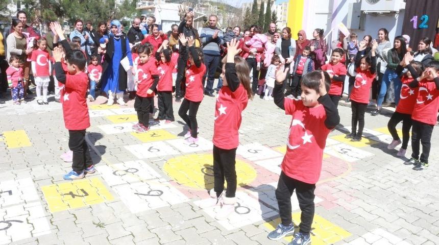 Minik &ouml;ğrenciler &Ccedil;anakkale Zaferini kutladı