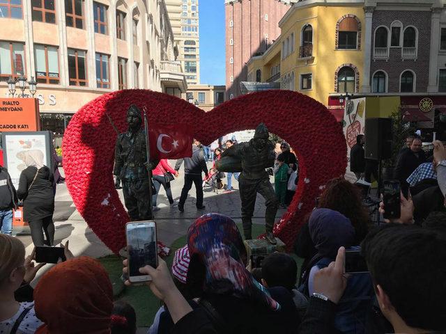 Seyit Onbaşı nın canlı heykeli g&ouml;renleri duygulandırdı 1