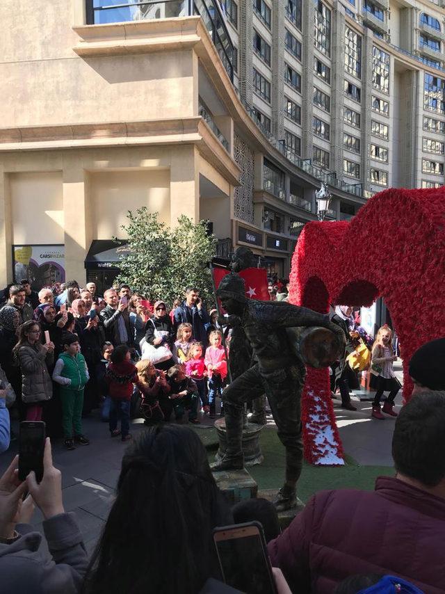 Seyit Onbaşı nın canlı heykeli g&ouml;renleri duygulandırdı 2