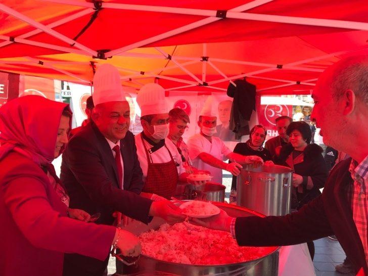 MHP’Lİ Başkan adayı Çanakkale Zaferi anısına pilav komposto ikram etti