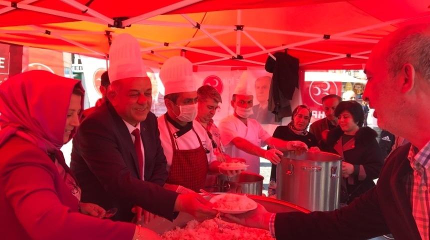 MHP’Lİ Başkan adayı Çanakkale Zaferi anısına pilav komposto ikram etti