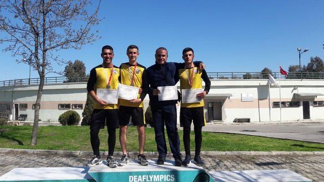 Polis okulu öğrencileri madalyaları topladı