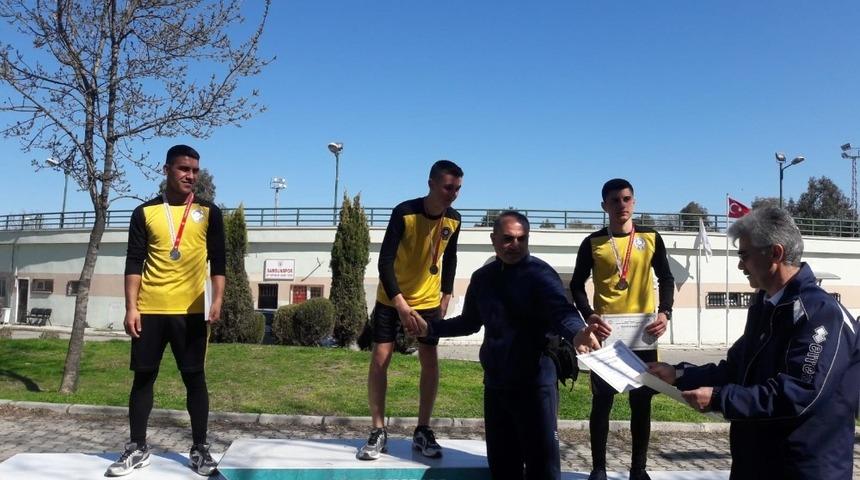 Polis okulu öğrencileri madalyaları topladı