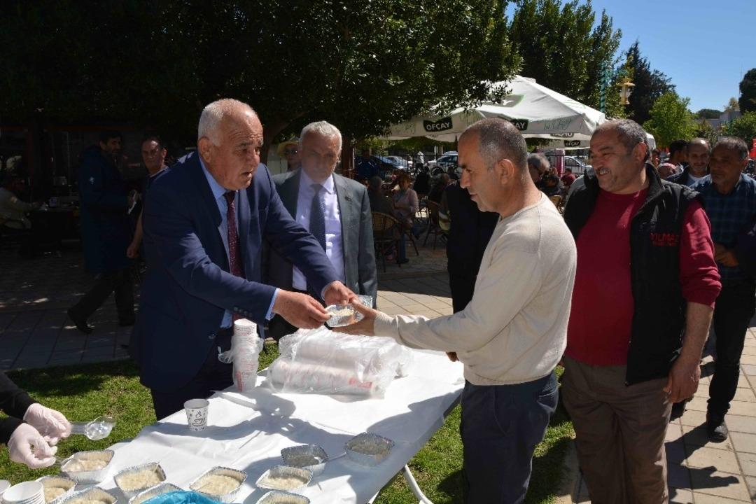 Başkan Kara&ccedil;elik, vatandaşlara &ldquo;Asker aşı&rdquo; ikram etti