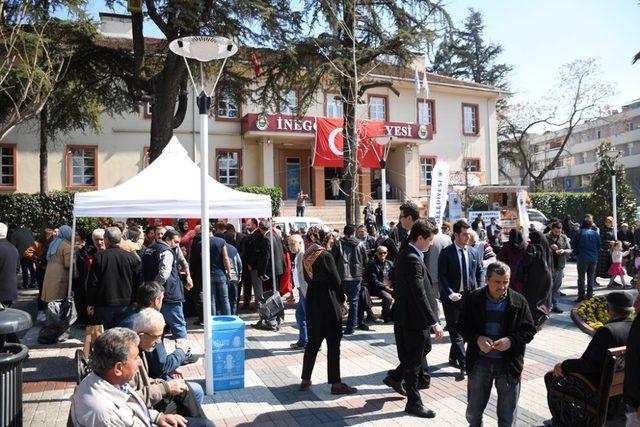 İnegöl Belediyesi vatandaşlara üzüm hoşafı, buğday çorbası ve ekmek dağıttı