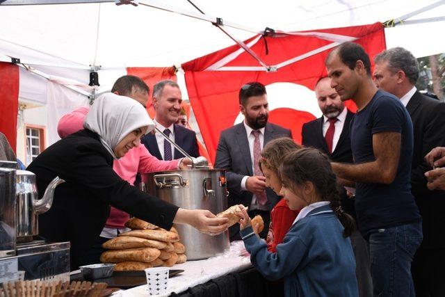 İnegöl Belediyesi vatandaşlara üzüm hoşafı, buğday çorbası ve ekmek dağıttı