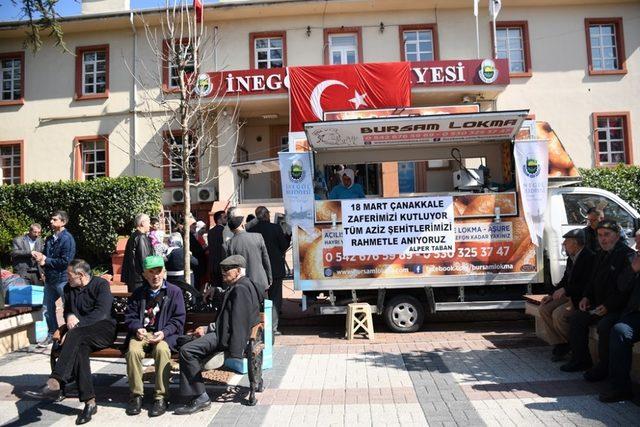 İnegöl Belediyesi vatandaşlara üzüm hoşafı, buğday çorbası ve ekmek dağıttı