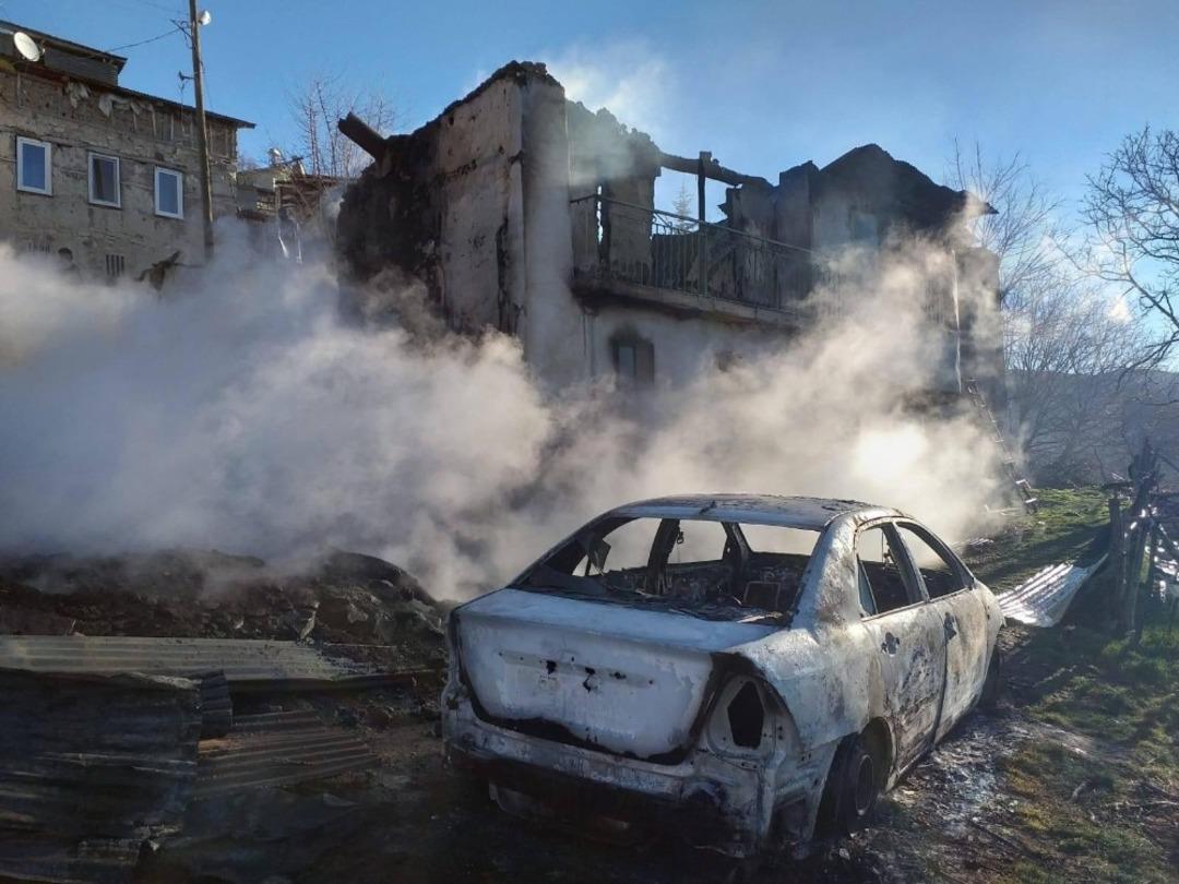 Yangın evi ve  otomobili k&uuml;l etti