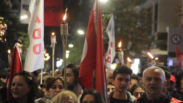 Şehitler için fener alayı