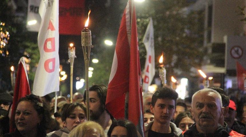 Şehitler için fener alayı