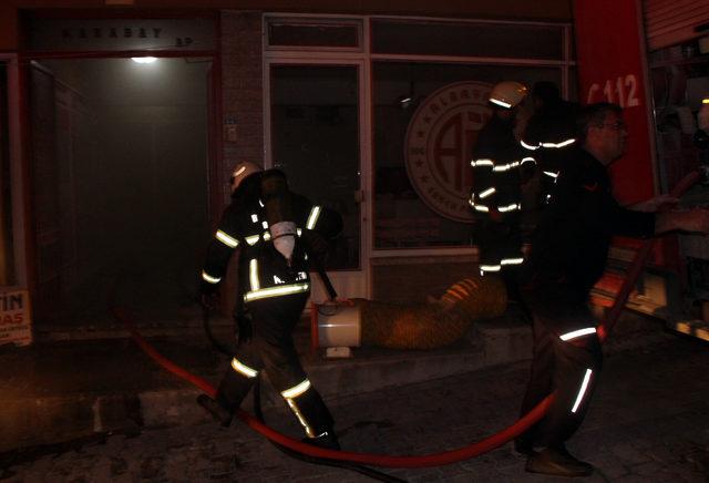 Öğrenci pansiyonunun altındaki iş yerinde çıkan yangın korkuttu