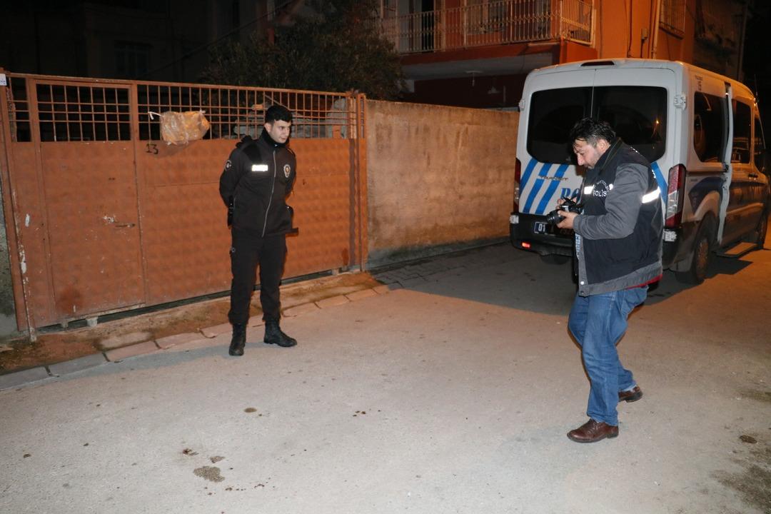 Abisini defalarca bı&ccedil;akladı! Korkun&ccedil;